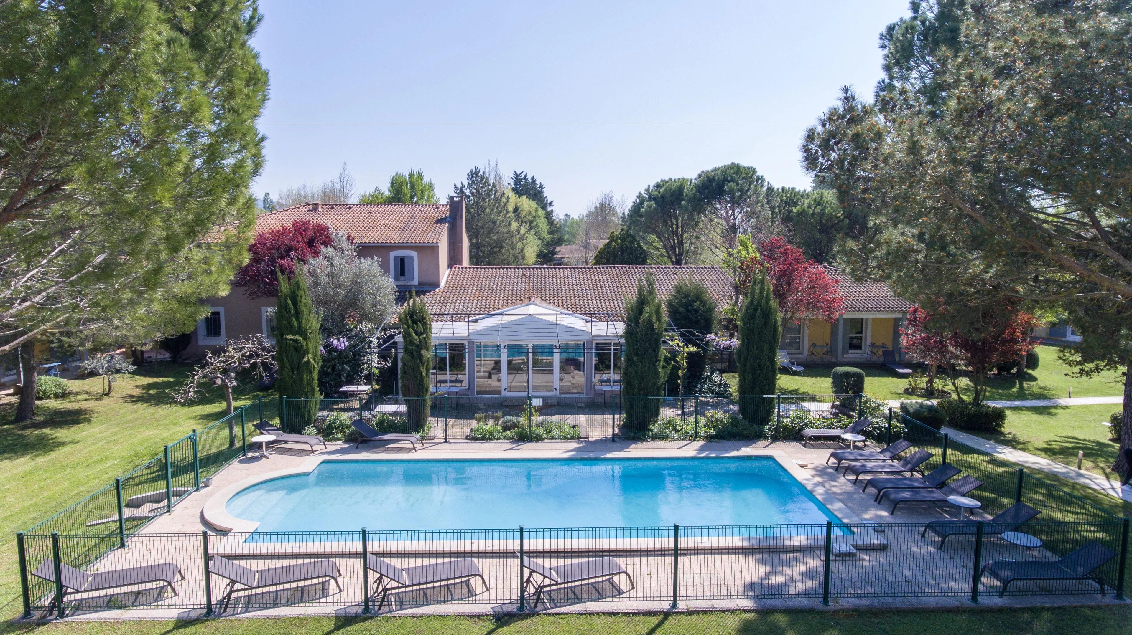 Sowell Hotels Domaine De La Petite Isle L'Isle-sur-la-Sorgue Kültér fotó